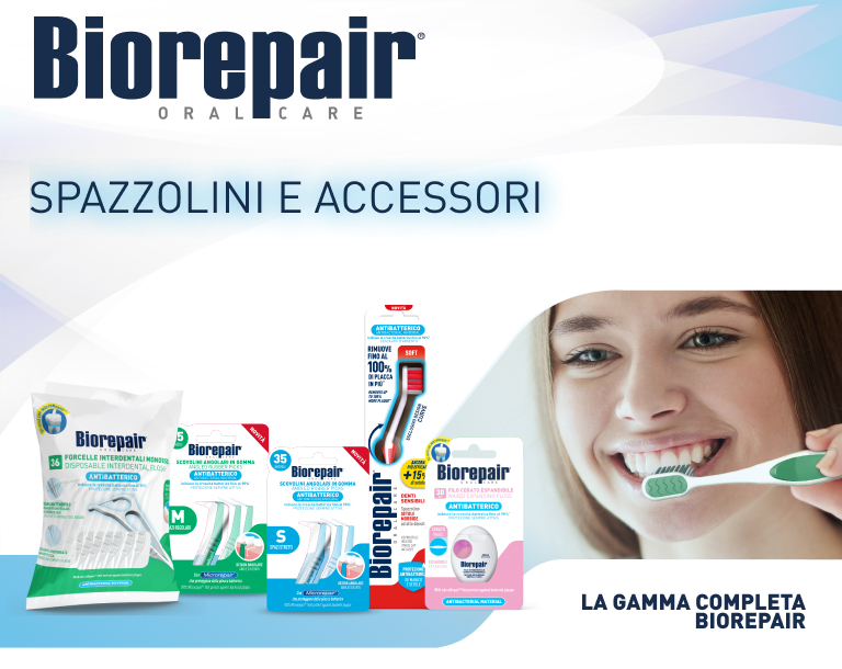 banner con prodotti e ragazza che sorride mentre si pulisce i denti 