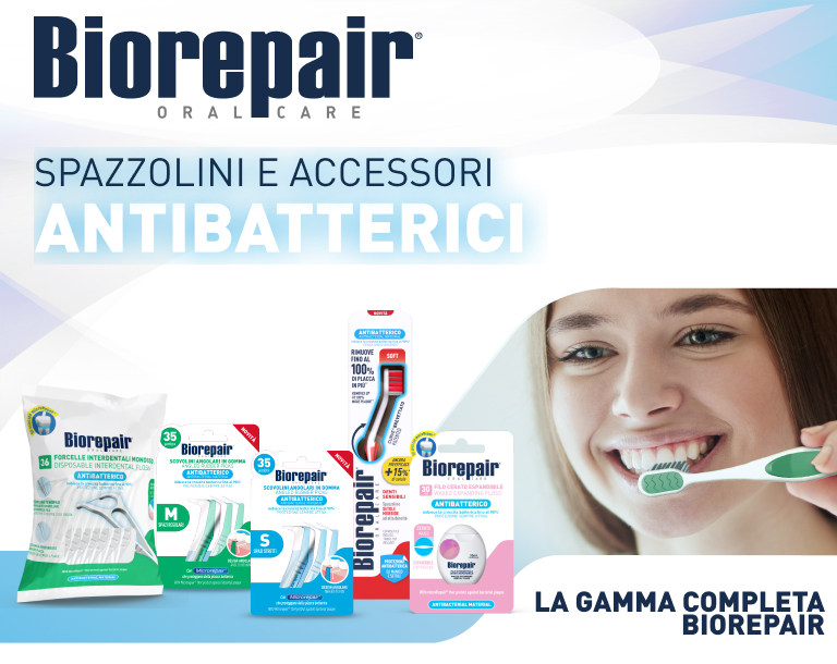 banner con prodotti e ragazza che sorride mentre si pulisce i denti 